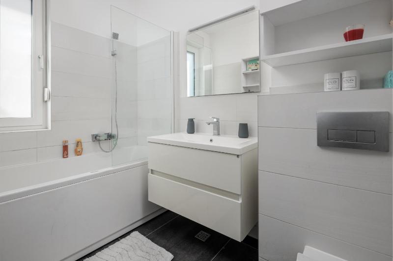 Three-Bedroom Premium Apartment with Balcony image 3