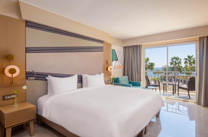 Deluxe Double Room with Sea View image 4