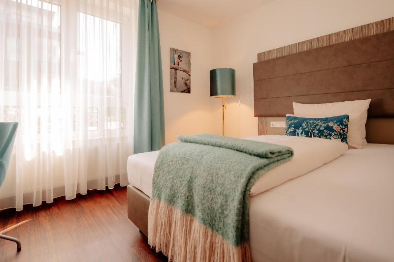 Standard Queen Room image 1