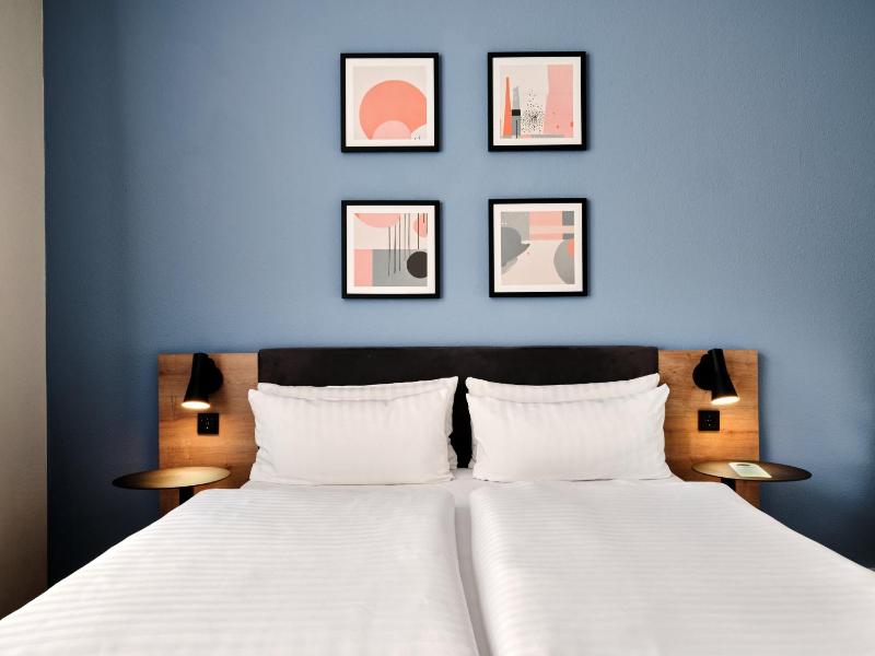 Standard Queen Room image 4