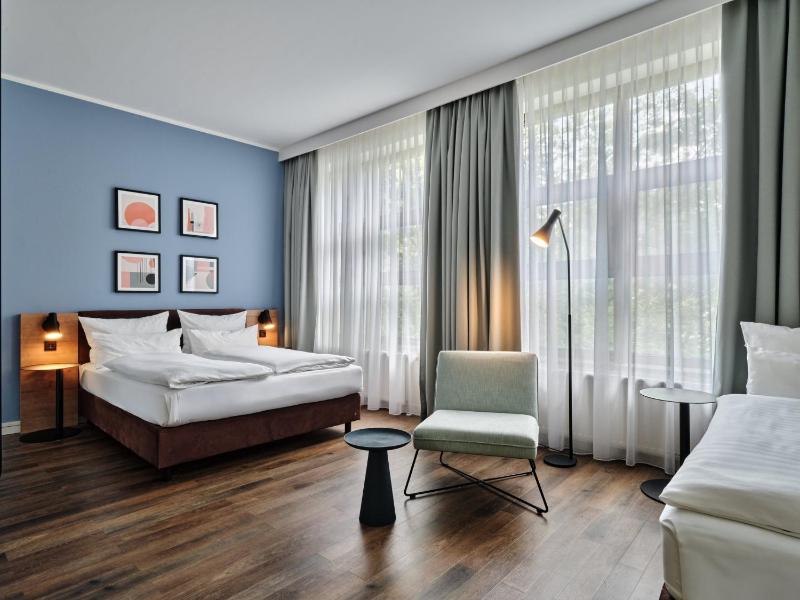 Premium Family Room image 2
