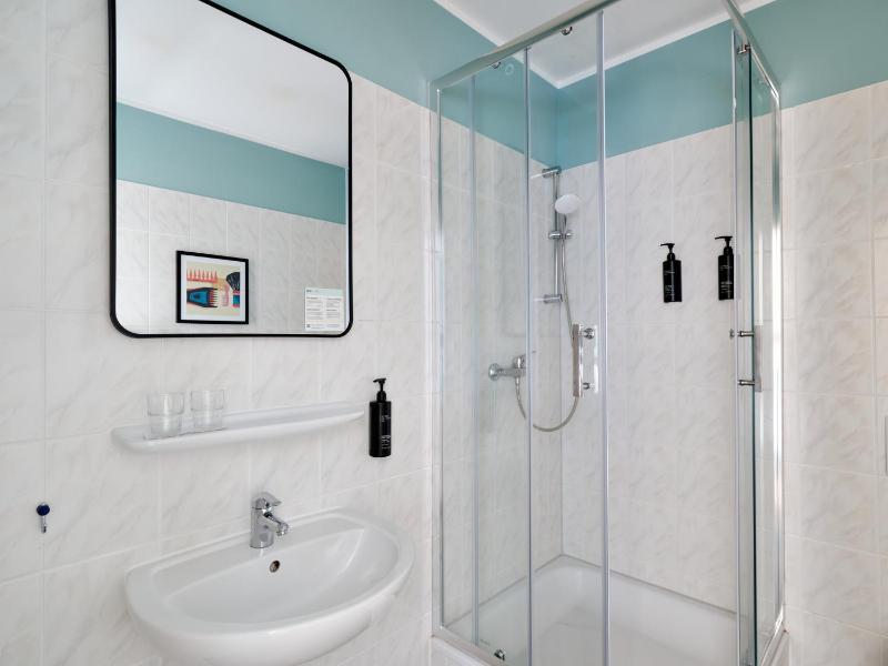 Standard Room image 4