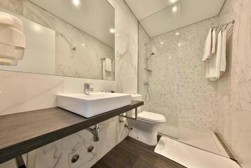 Standard Double or Twin Room image 1