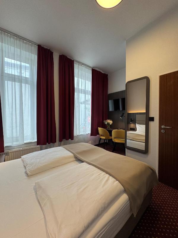 Double Room image 4