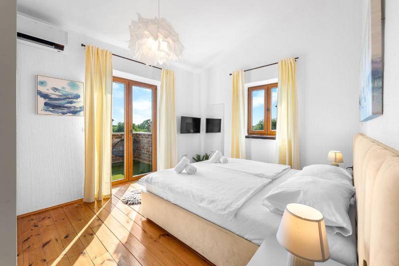 Villa Serenita with heated pool - image 28
