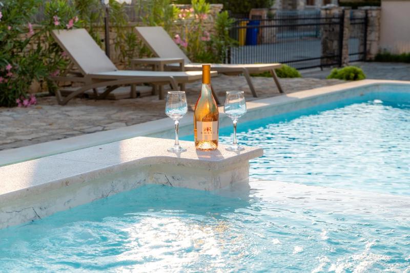 Villa Serenita with heated pool - image 9