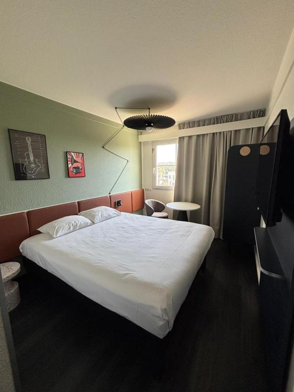 Standard Room with One Double Bed and One Single Bed image 1