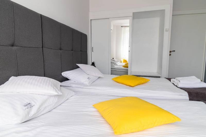 Superior Twin Room image 3