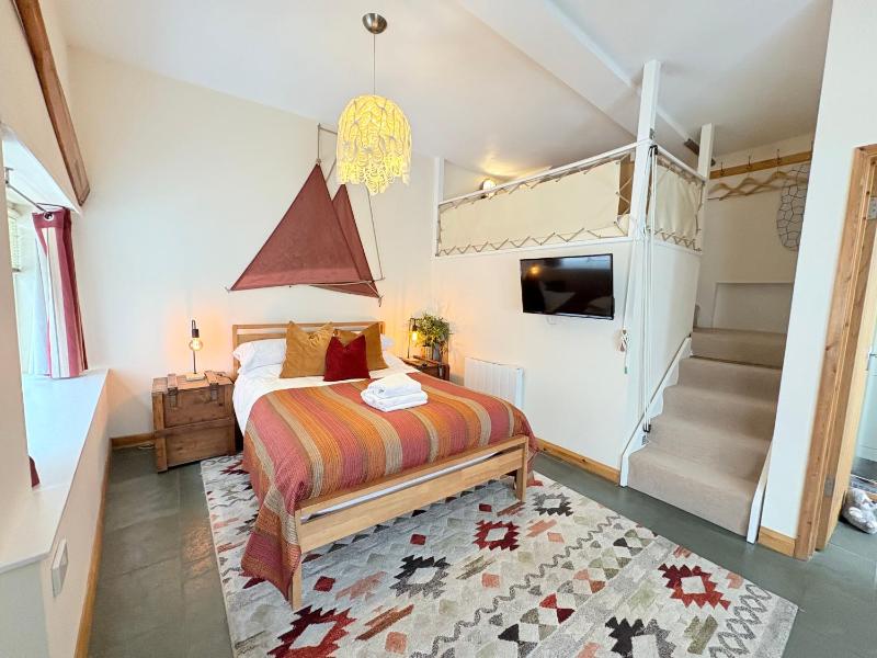 Apartment with Shower image 1