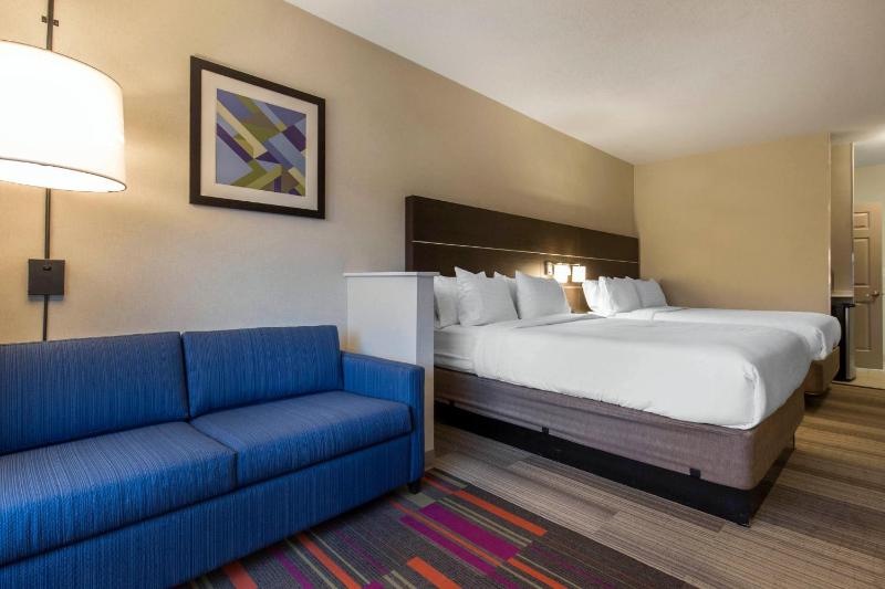 Queen Suite with Two Queen Beds image 4