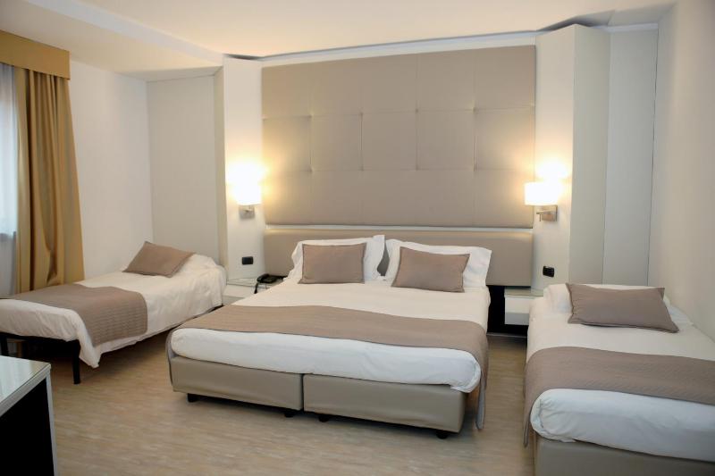 Classic Quadruple Room image 1