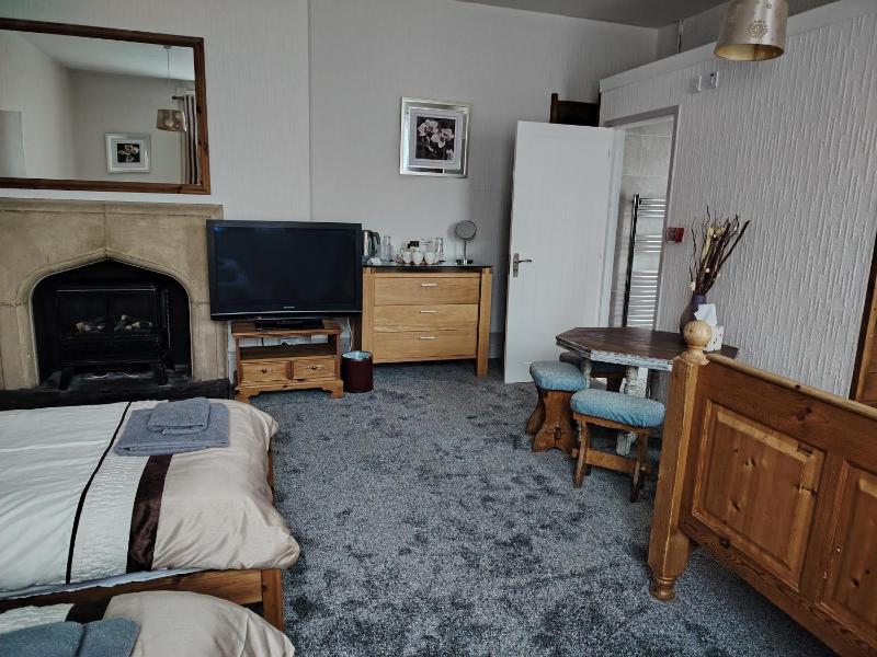 Family Room (4 Adults) image 3