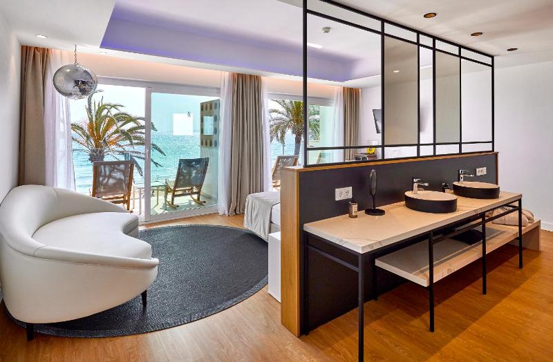 Junior Suite Front Sea View image 1
