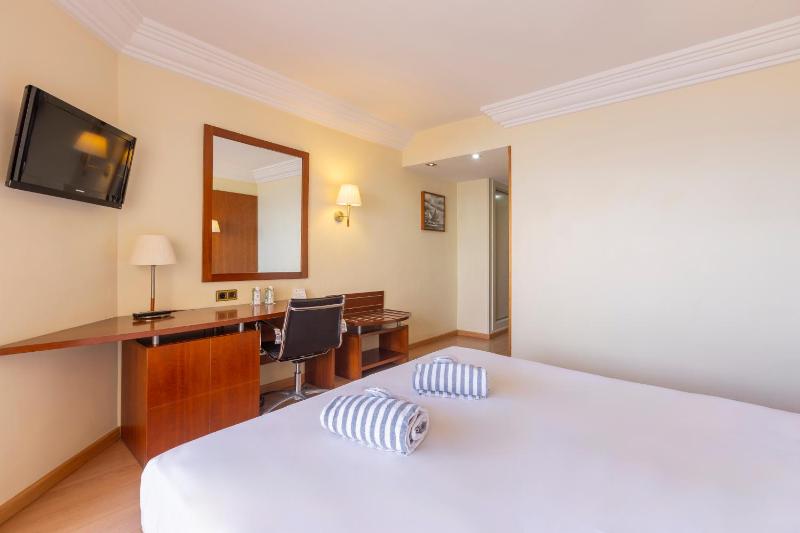 Double or Twin Room with Sea View image 3