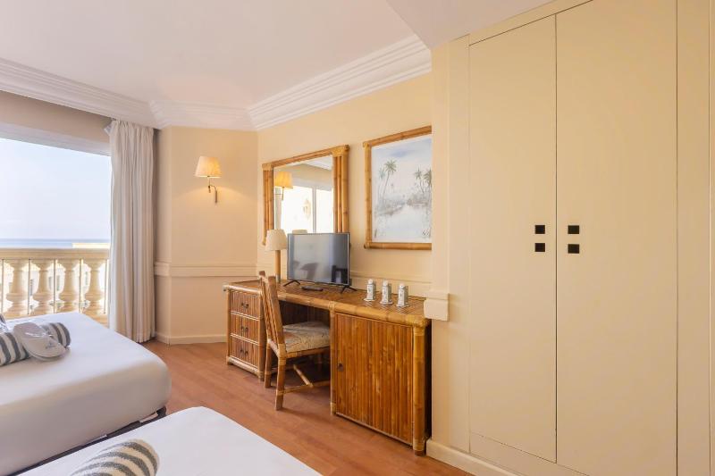 Standard Triple Room with Sea View image 2
