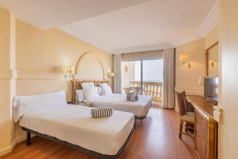 Standard Triple Room with Sea View image 4