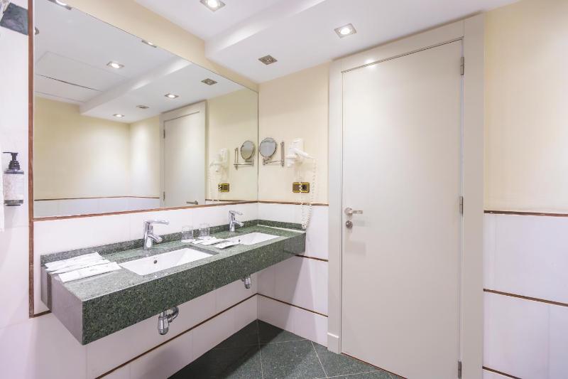 Quadruple Room with Sea View image 3