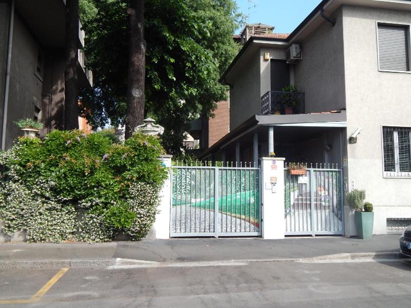 Small Twin Room image 2