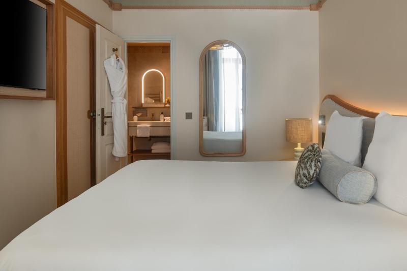 Classic Double or Twin Room image 1