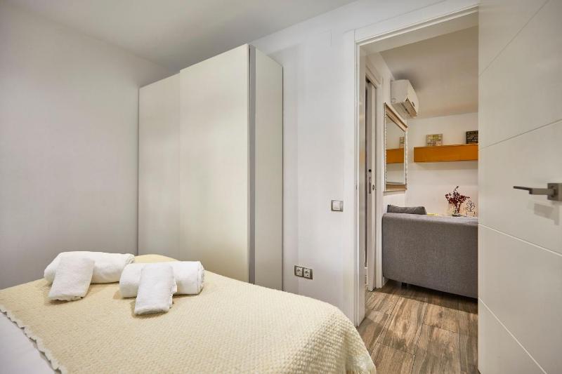 BBarcelona Sant Pau Flat - image 15