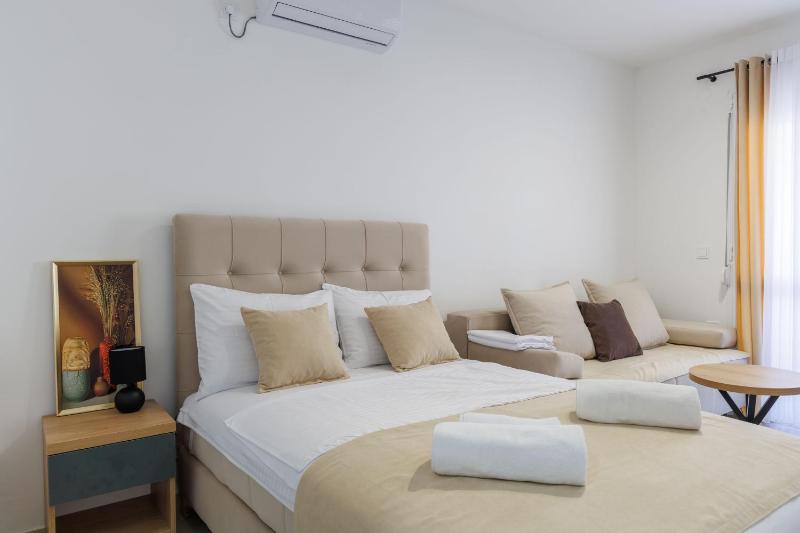 Studio with Balcony image 3