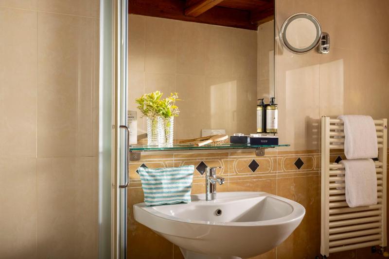 Economy Quadruple Room image 3