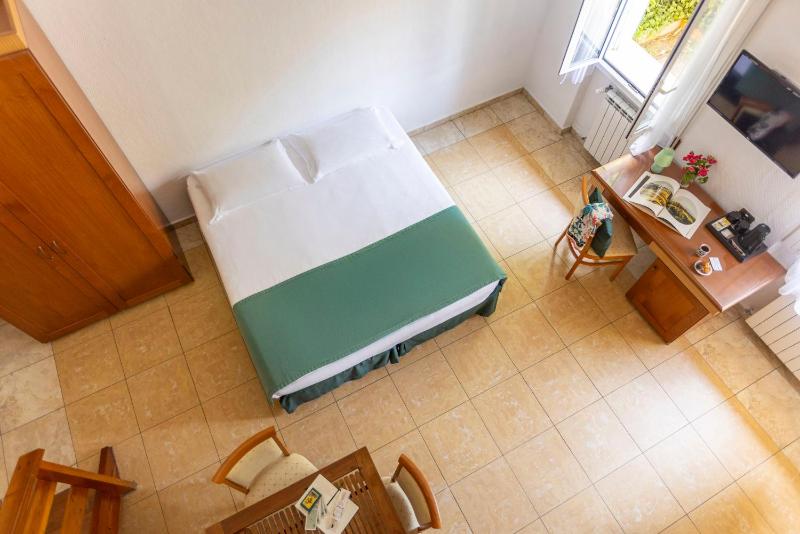 Economy Quadruple Room image 1
