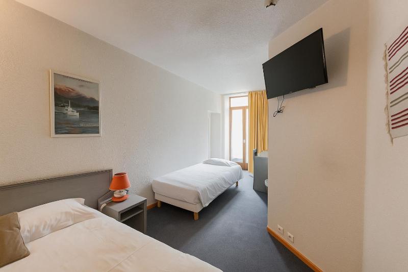 Superior Triple Room image 3