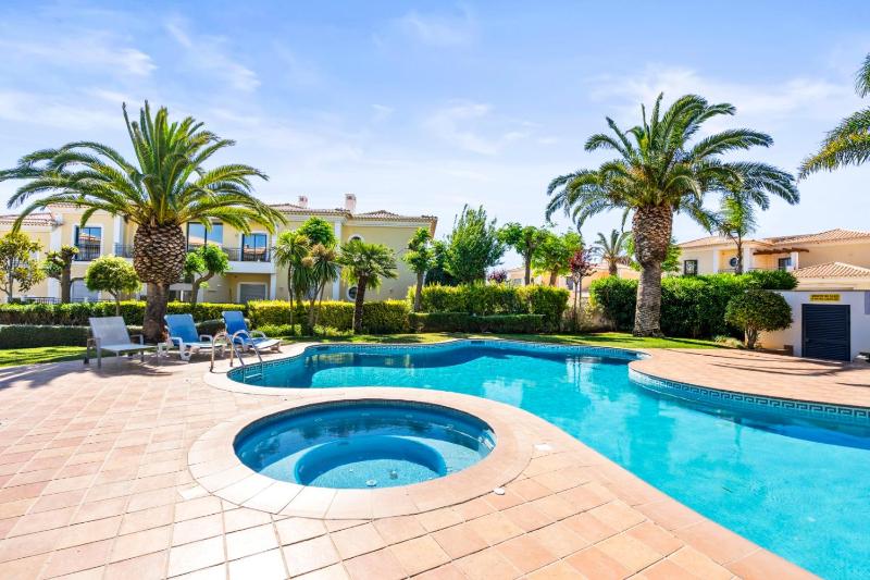 Coastal Charm Apartment - image 1