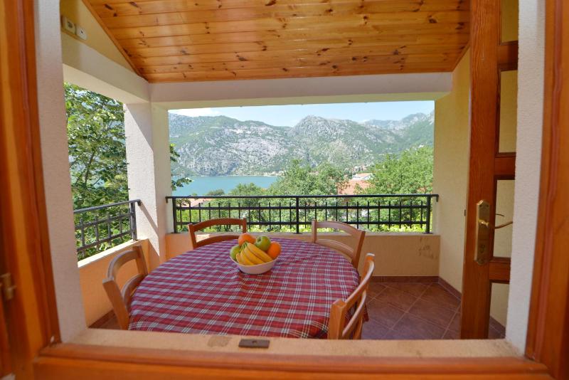 One-Bedroom Apartment with Balcony and Sea View image 4