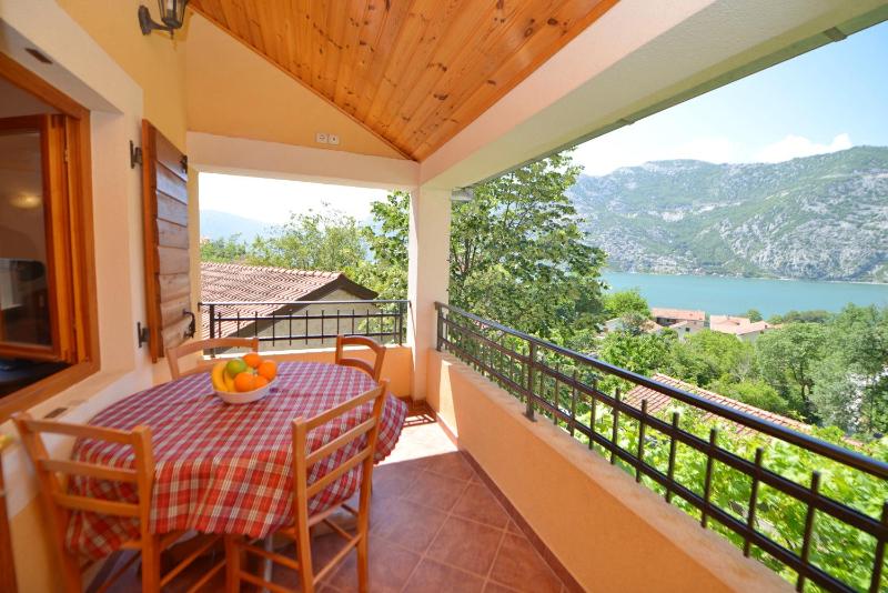One-Bedroom Apartment with Balcony and Sea View image 3