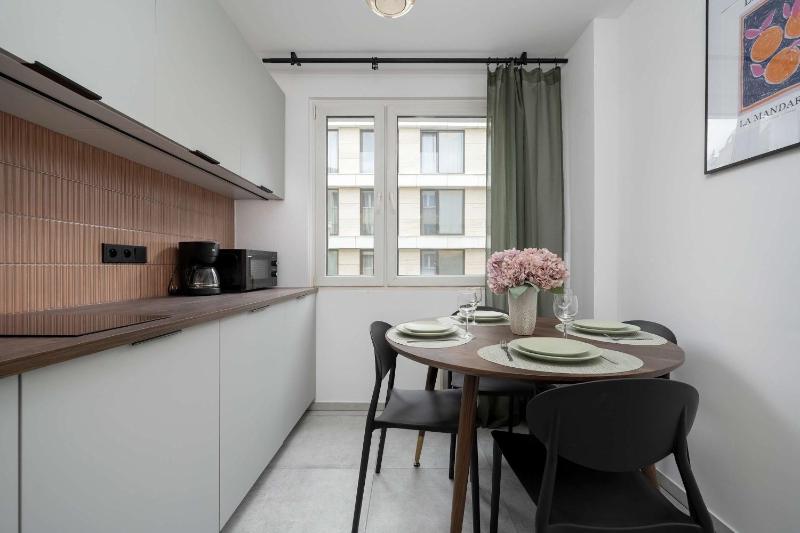 Large Apartment in Wrocław Center on the Market with 3 Bedrooms and Balcony by Noclegi Renters - image 16