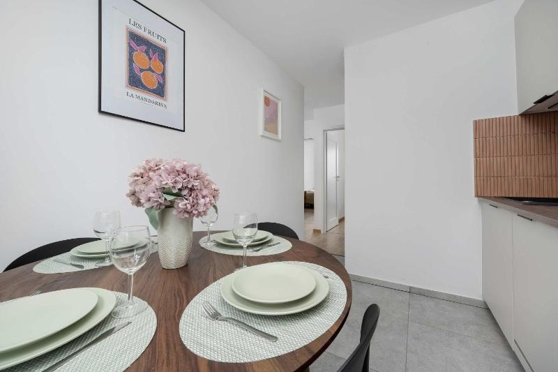 Large Apartment in Wrocław Center on the Market with 3 Bedrooms and Balcony by Noclegi Renters - image 12