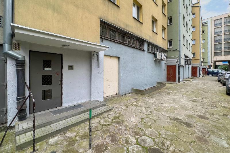 Large Apartment in Wrocław Center on the Market with 3 Bedrooms and Balcony by Noclegi Renters - image 6