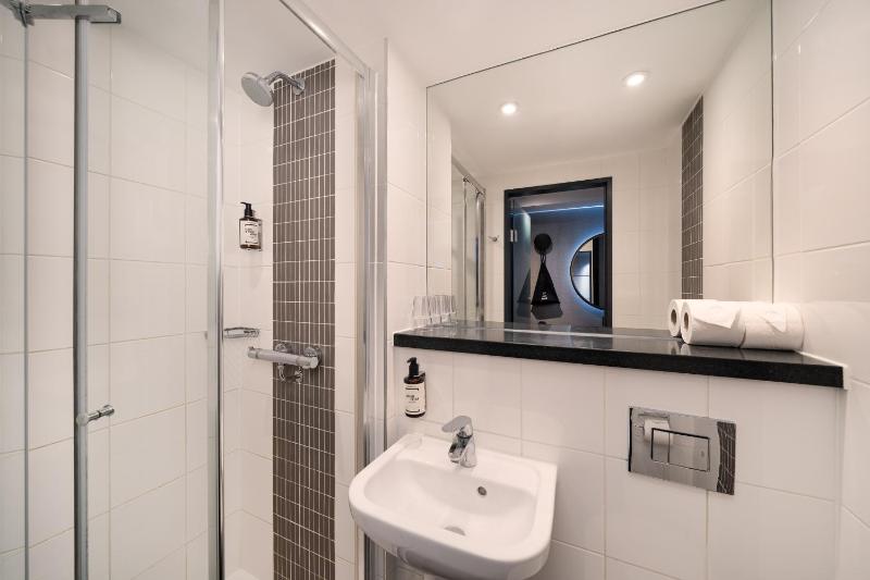 Twin Room image 4