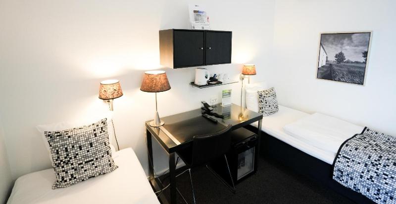Twin Room image 3