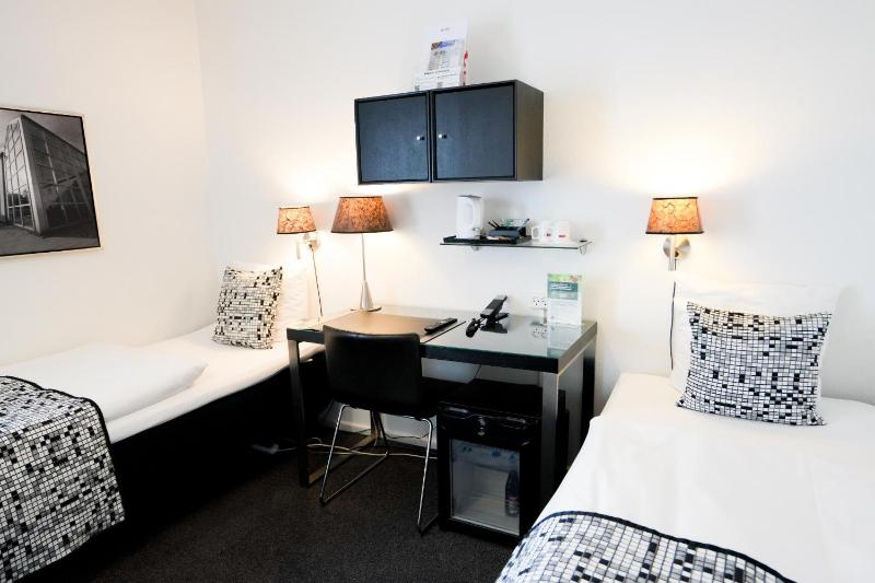 Twin Room image 4