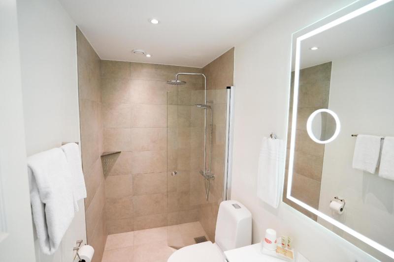 Standard Double Room image 2