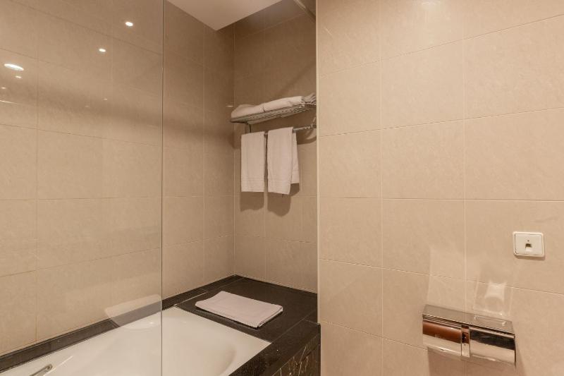 Deluxe Twin Room image 3