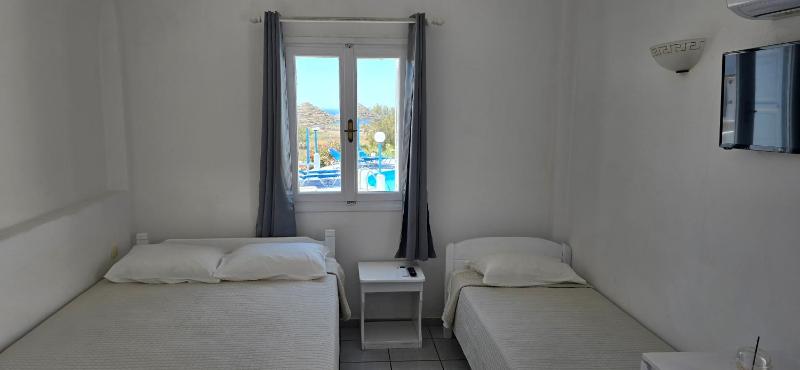 Triple Room with Pool View image 1