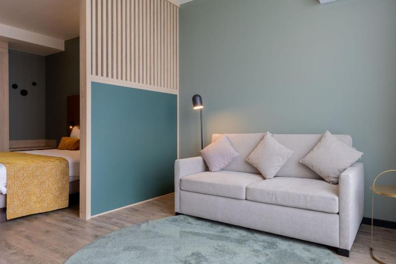 Deluxe Junior Suite image 3