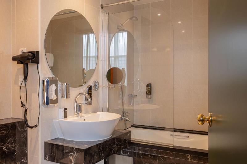 Deluxe Junior Suite image 2