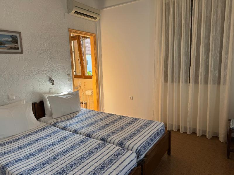 Superior Triple Room with Sea View image 3