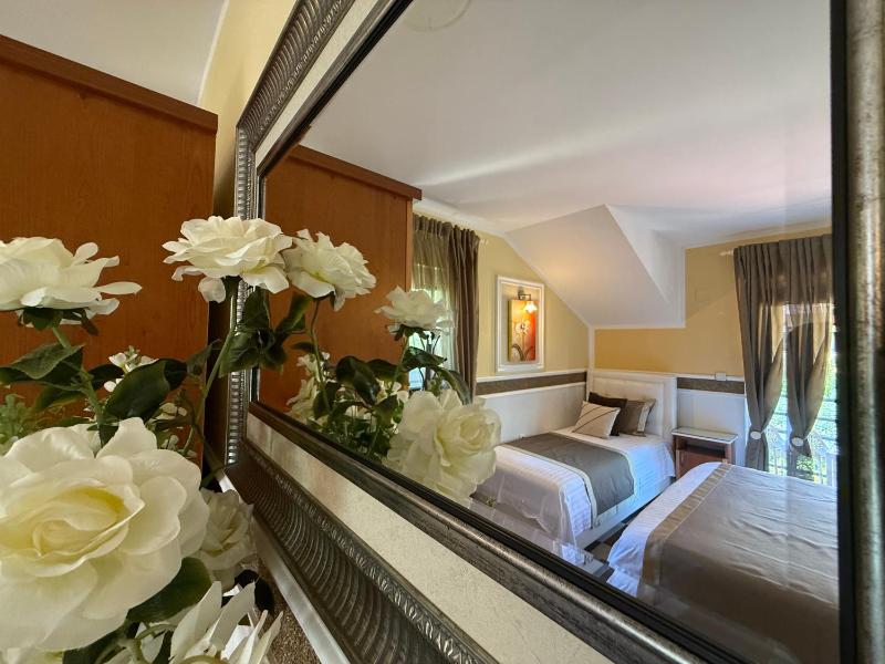 Comfort One-Bedroom Apartment with Balcony and Sea View image 1