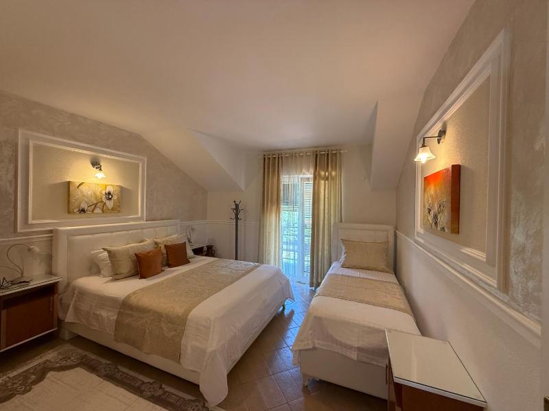 One-Bedroom Apartment with Balcony and Sea View image 1