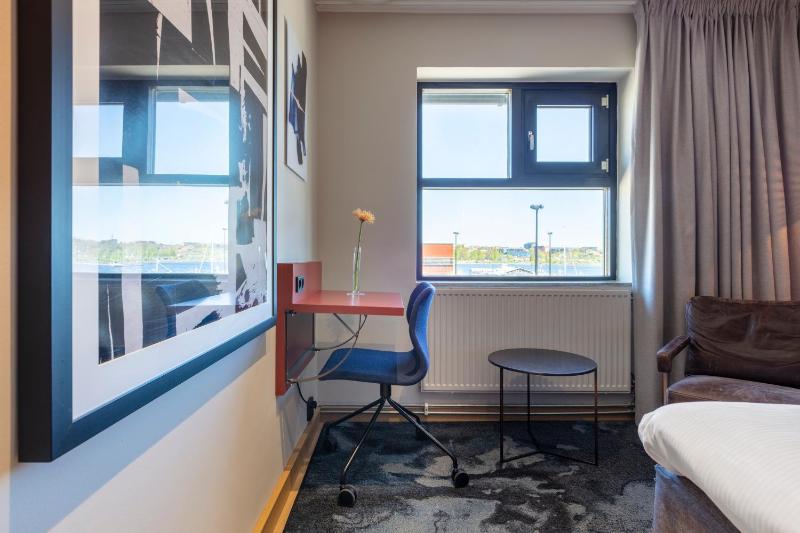 Standard Twin Room image 3