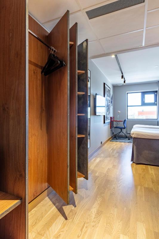 Standard Twin Room image 4