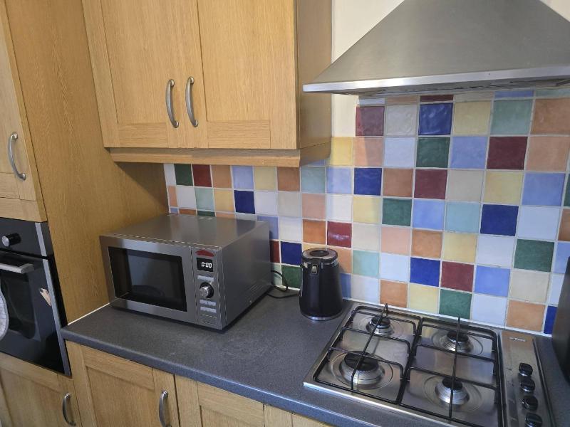 Cosy 2-Bed House - Sleeps 5 Garden & Pet-Friendly - image 11