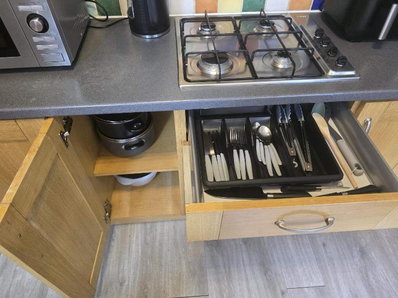 Cosy 2-Bed House - Sleeps 5 Garden & Pet-Friendly - image 3