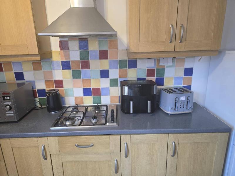 Cosy 2-Bed House - Sleeps 5 Garden & Pet-Friendly - image 10